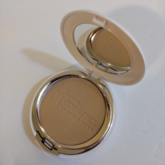 NEW  IT COSMETICS Celebration Foundation Illumination Tan Full Size - Picture 6 of 8